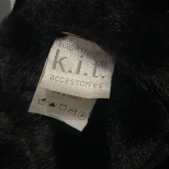 K.I.T accessories women’s black Infinity Faux Fur scarf - Picture 2 of 4